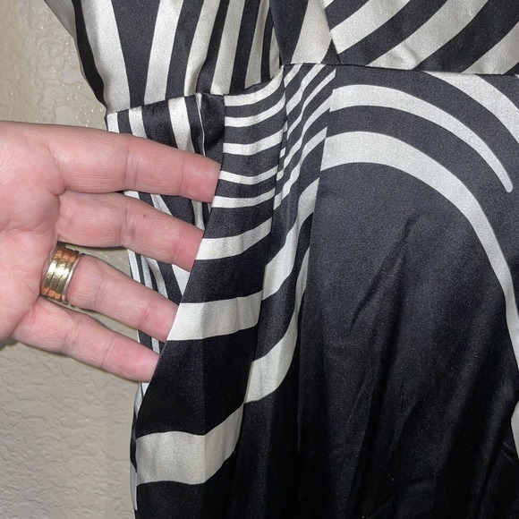 NWT Vintage Cache Silk Blend Sheath Dress Womens 2 Black White Wavy Design - Picture 2 of 11